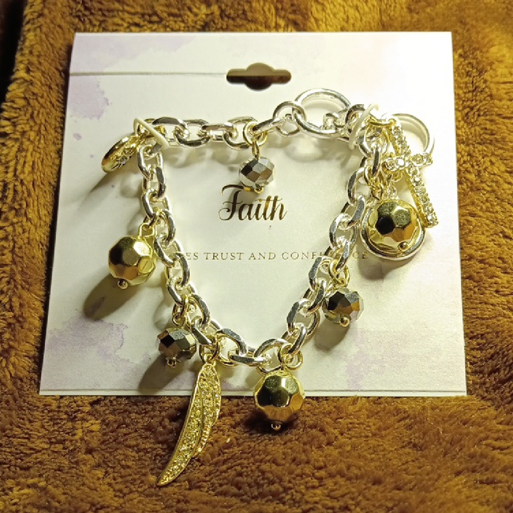 Kohl's Gold Charm Bracelet with Eclectic Nature-Inspired Design